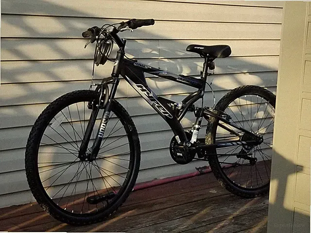 HYPER MOUNTAIN BIKE 26" MEN'S w/ COMFORT SEAT (no nose), w/ 4-DIGIT CORD LOCK